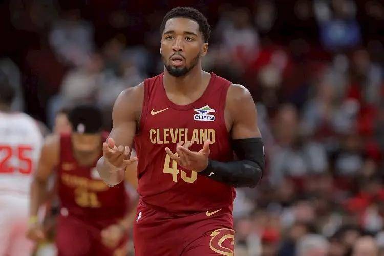 爵士横扫天津队，米切尔状态火热