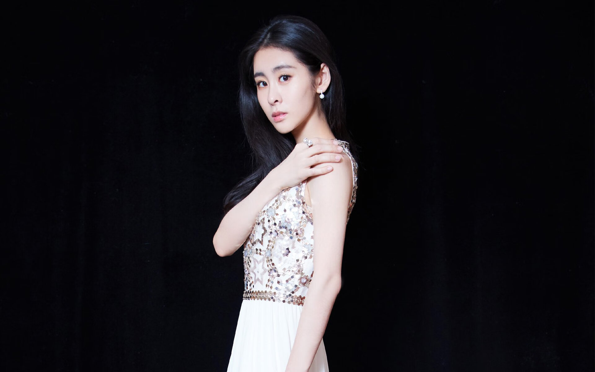 欧冠淘汰赛焦点战，深圳队以东方铁壁战术完美压制火箭，改写亚洲足球格局